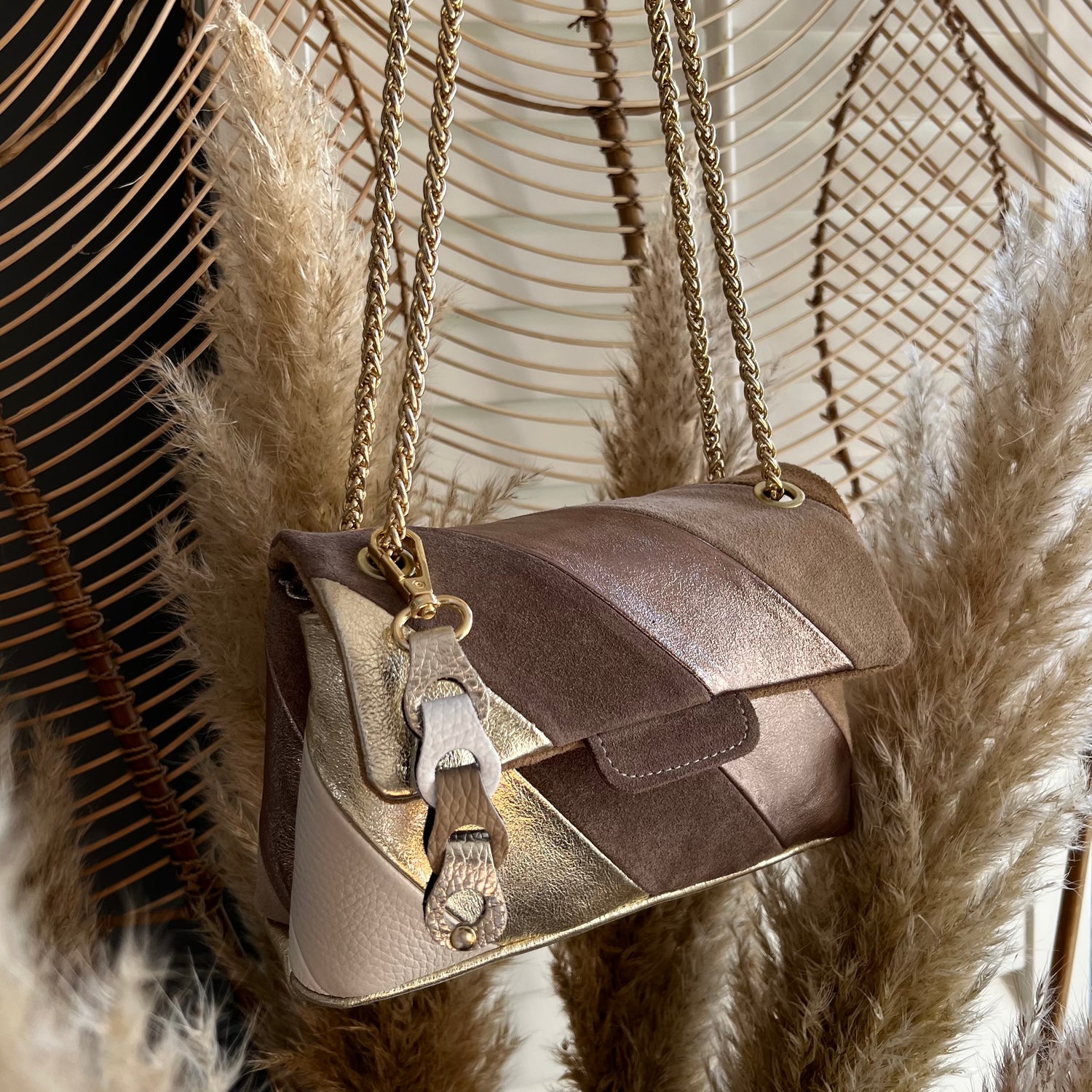 Stainless steel sieraden die nikkel vrij zijn vindt je bij Pearls by Fab. Ook kun je bij ons de meest trendy tassen vinden. Voor iedere prijsklasse hebben wij leuke items, als cadeau voor je vriendin tot verwennerij voor jezelf.