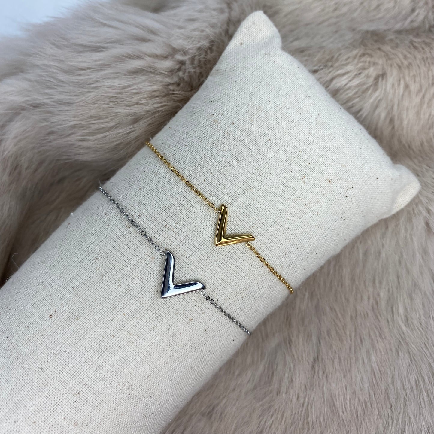 Lucky V Armband